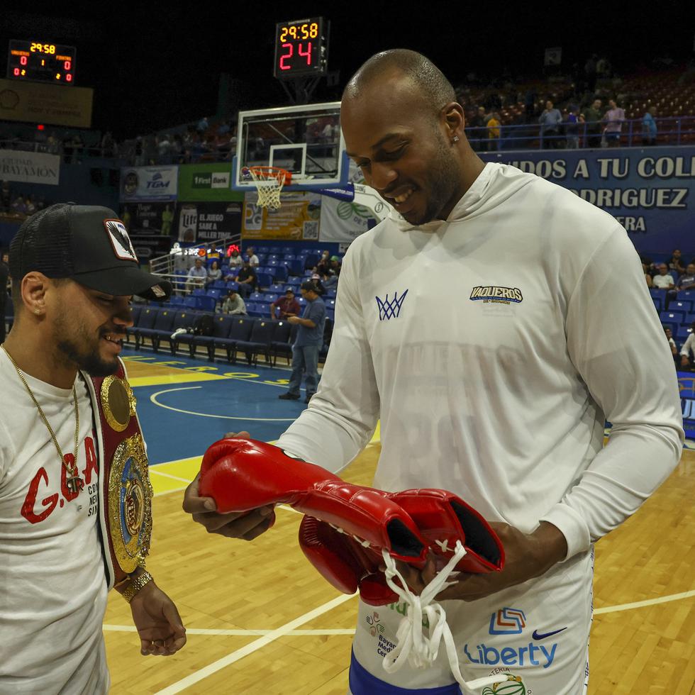 El campeón mundial de boxeo Robeisy Ramírez le entrega unos guantes firmados a Ysmael Romero.