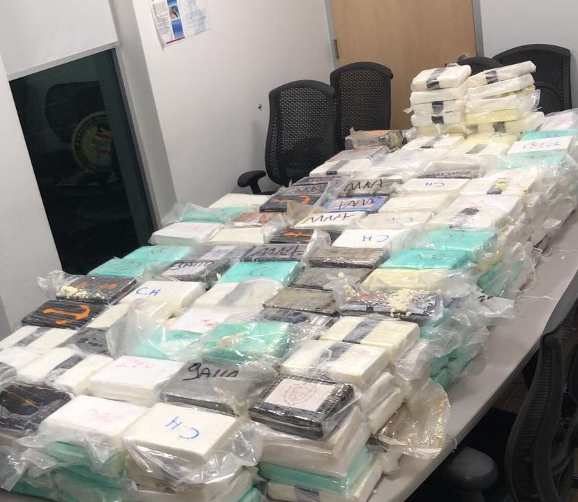Los agentes ocuparon 516 empaques o "ladrillos" de cocaína, para un total de 1,299 libras.
