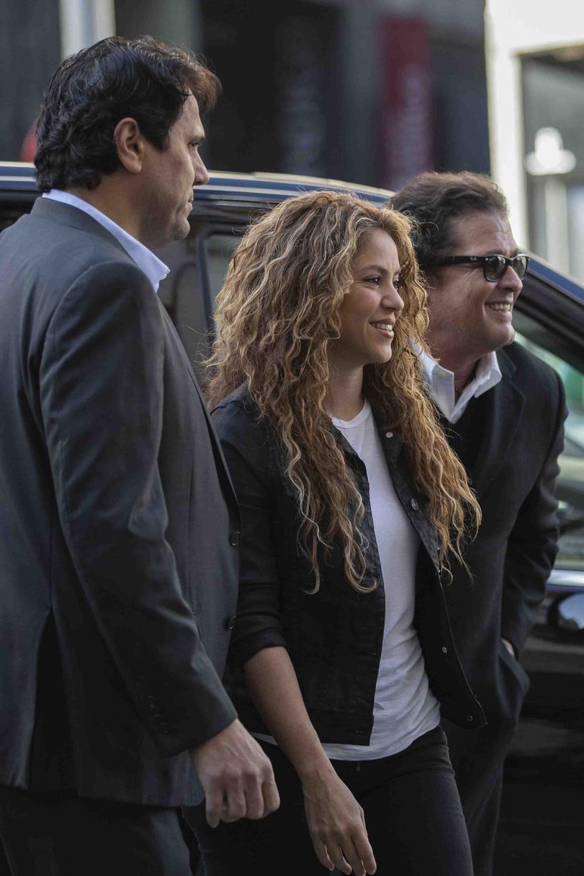 Shakira y Carlos Vives llegaron juntos al tribunal. (AP)