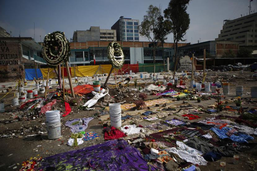 En esta fotografía se muestran flores en un monumento para honrar a las víctimas del sismo. (AP).