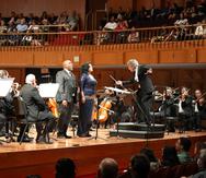 El barítono Erick McKeever, la soprano Melba Ramos y el director invitado, Fabio Mechetti, durante el concierto de clausura del Festival Casals 2023, en la Sala Sinfónica del Centro de Bellas Artes de Santurce.