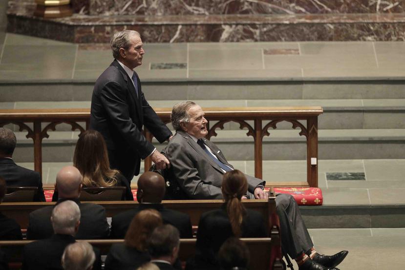 Los expresidentes George W. Bush y George H.W. Bush llegan al funeral de su madres y esposa, respectivamente. (AP)