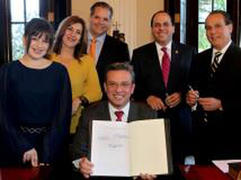 ‘Lola’ y sus padres, Víctor Montilla y Maricarmen Serrano, estuvieron junto al primer ejecutivo durante la firma de la Ley.