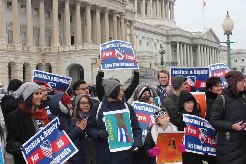 Un centenar de "soñadores" sostienen pancartas pidiendo "Justicia y dignidad para los inmigrantes" durante un evento organizado por la Liga de Ciudadanos Latinoamericanos Unidos. (EFE)