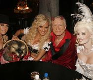 A la extrema derecha, Holly Madison posa junto al fundador de Playboy, Hugh Hefner durante una fiesta de Halloween, con quien tuvo una relación sentimental.