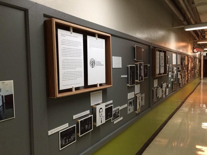Unos 17 paneles de madera delinean la historia a través de imágenes que varían entre fotos y cortes de periódicos. (Suministrada)