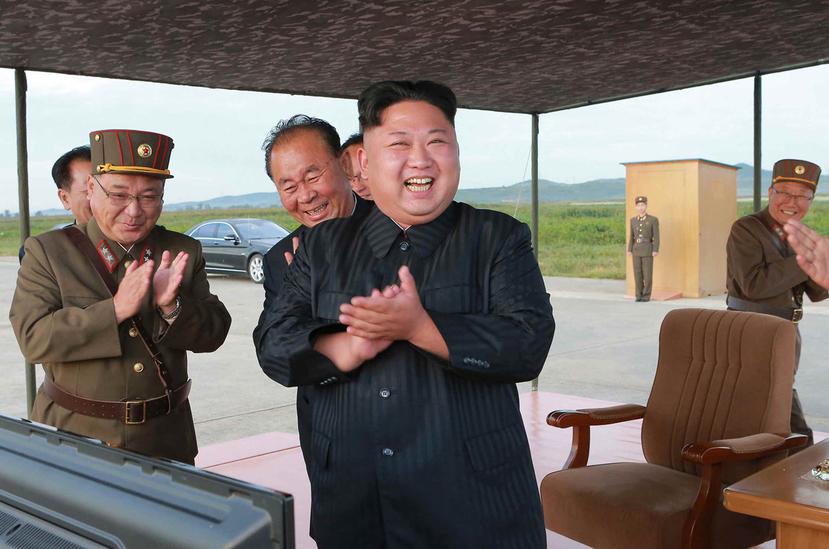 El líder norcoreano Kim Jong Un celebra el lanzamiento del último misil que sobrevoló sobre Japón. (AP)