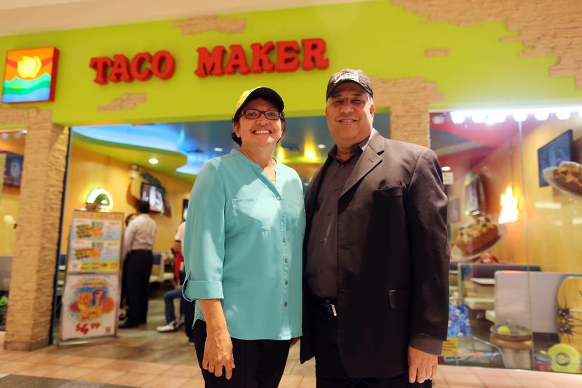 Myrna Comas, secretaria de Agricultura, y Carlos Budet, presidente de FransGlobal, matriz de Taco Maker, anunciaron que la cadena incorporará carne molida fresca del País en todo sus restaurantes.