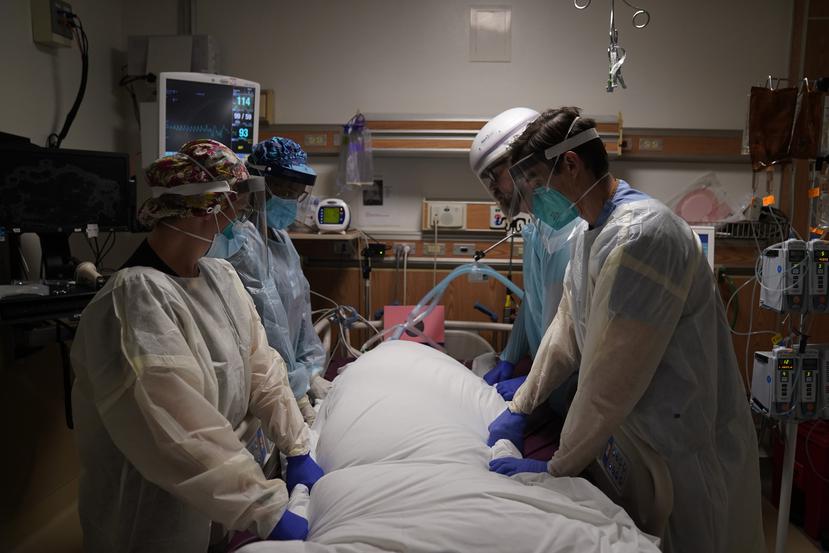 En esta foto de archivo, médicos atienden a un enfermo de COVID-19 en la unidad de cuidados intensivos del Providence Holy Cross Medical Center en Los Ángeles.
