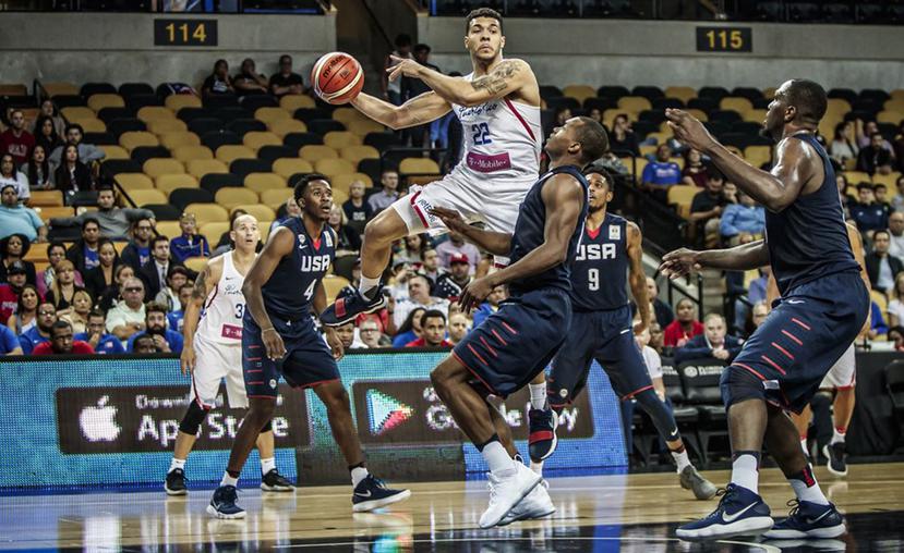 Emmanuel Andújar busca pasar el balón frente a la defensa de Estados Unidos. (Cortesía FIBA.com)