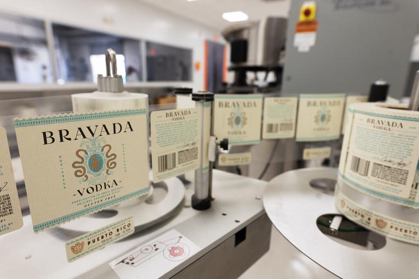 Máquina en la pequeña línea de producción donde se le pegan las etiquetas a las botellas del vodka Bravada.

