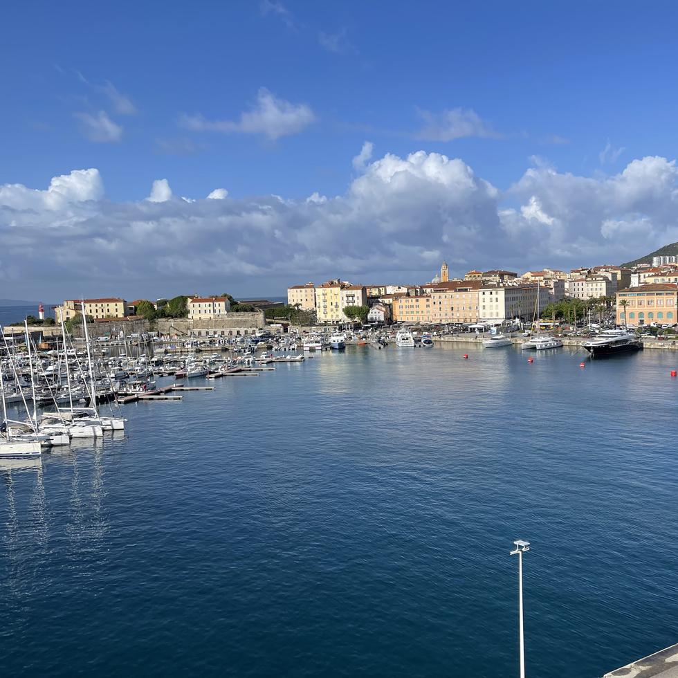 Vista del puerto de Ajaccio, capital de la isla francesa de Córcega.