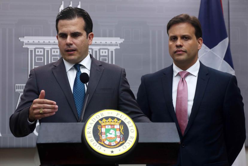 El gobernador Ricardo Rosselló, izquierda, junto a su exrepresentante ante la Junta, Elías Sánchez. (Archivo / GFR Media)