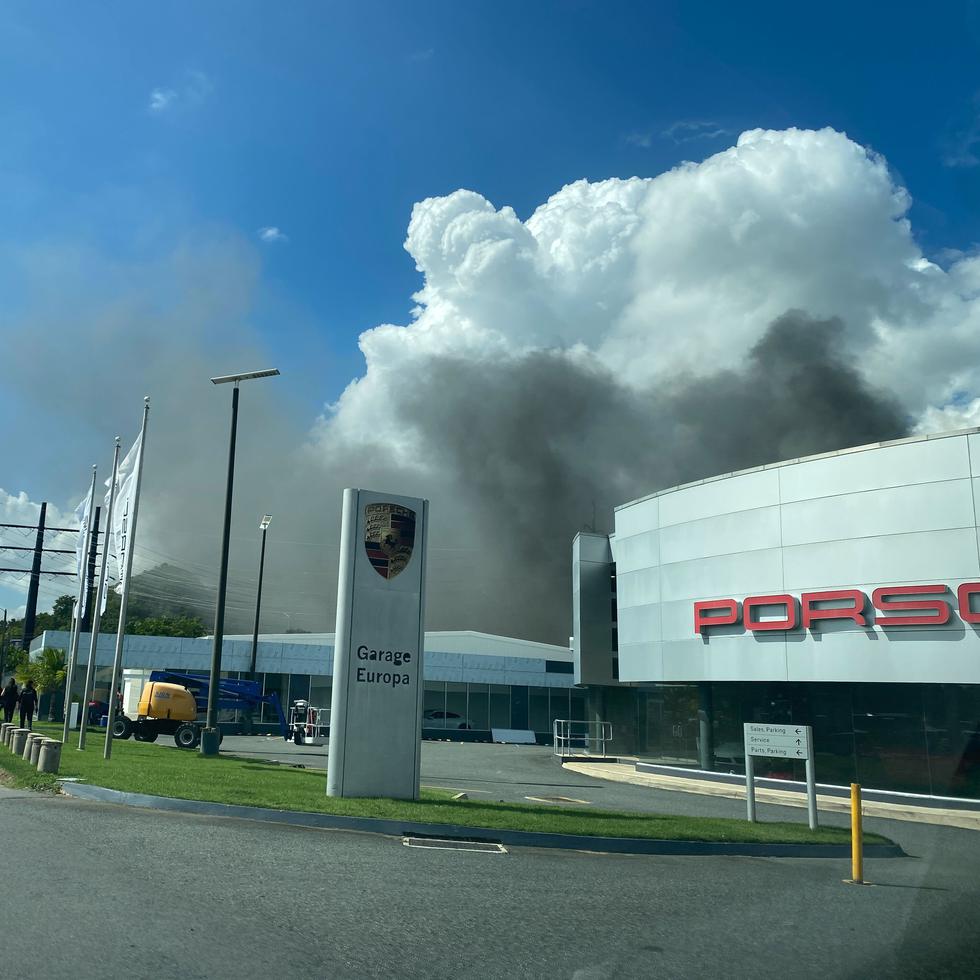 Imagen del incendio que se reportó en el concesionario de Porsche, ubicado en el sector Bechara de la ciudad capital, el martes, 28 de noviembre de 2023.