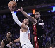 Jalen Brunson, base de los Knicks de Nueva York, encesta frente a Max Strus, del Heat de Miami, en el segundo partido de su serie de playoffs, el martes 2 de mayo de 2023