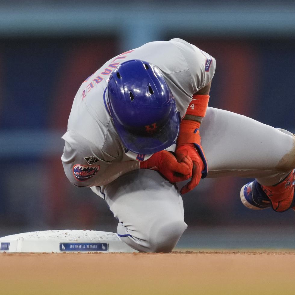 Francisco Álvarez, de los Mets de Nueva York, reacciona a una lesión en la segunda base durante la segunda entrada contra los Dodgers.