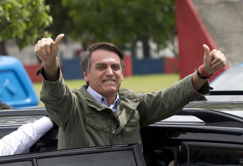 Jair Bolsonaro saluda al público luego de ejercer su voto en la segunda vuelta de las elecciones presidenciales en Brasil. (AP / Silvia Izquierdo)