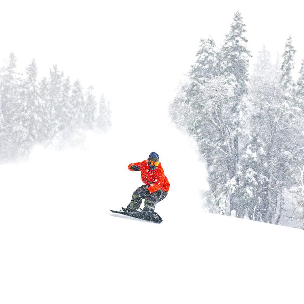 Una persona desciende sobre una tabla tras una de las mayores tormentas de nieve de la temporada en el centro de esquí de la montaña Big Bear, en el lago Big Bear, en California, el domingo 15 de enero de 2023. (Centro de Esquí de la Motnaña Big Bear vía AP)