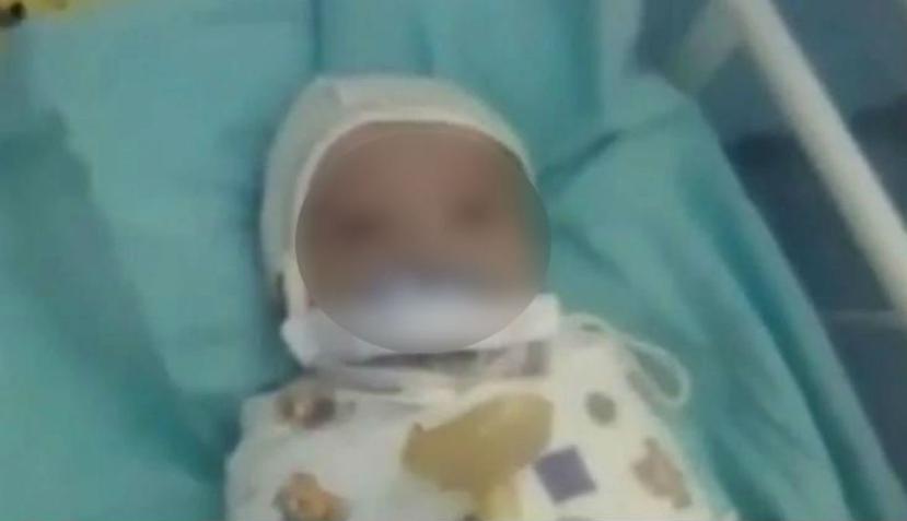 Un bebé lloraba mucho y una persona decidió callar al menor colocándole un bobo al que aseguró con una cinta adhesiva. (Captura Vídeo)