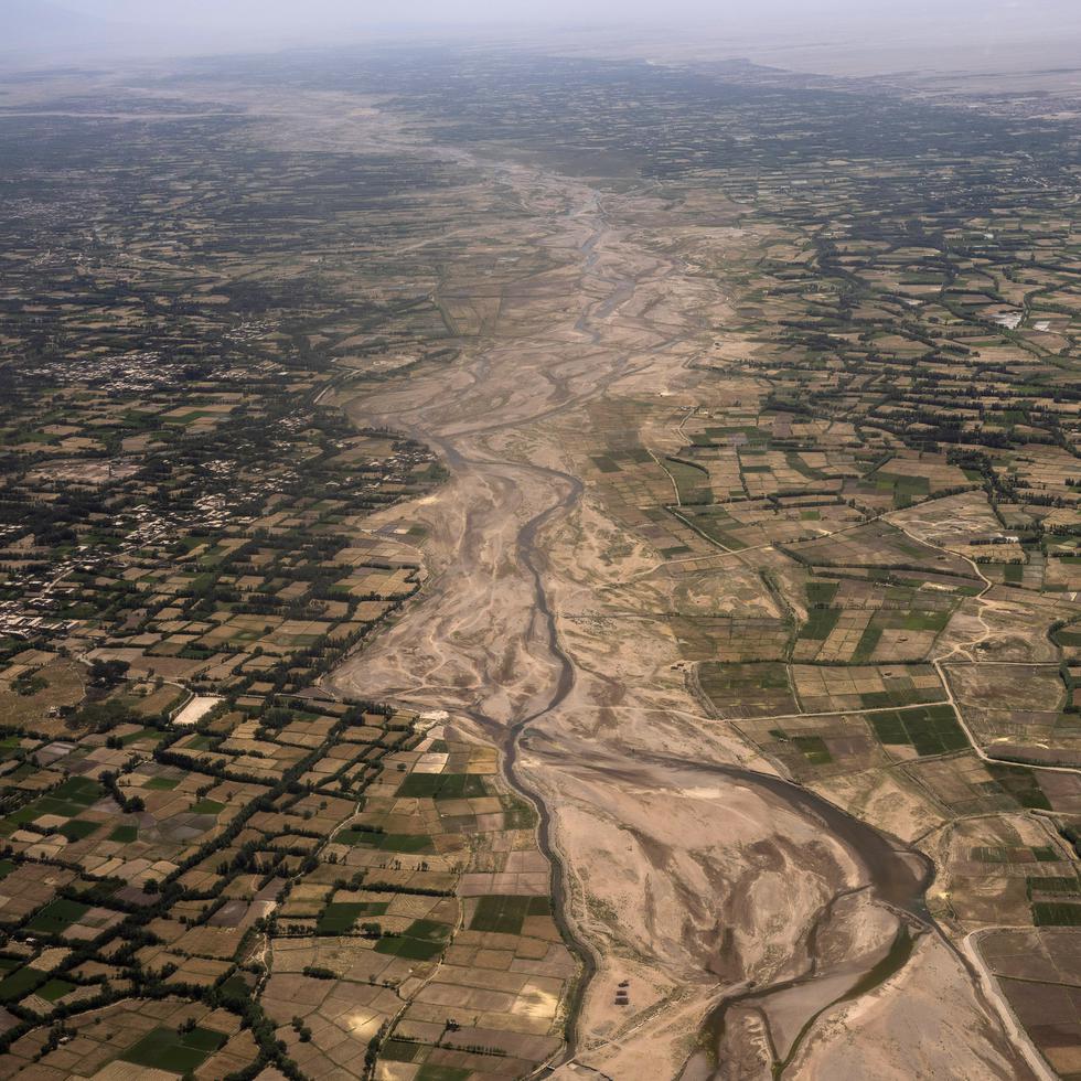 Vista aérea de las afueras de Herat, Afganistán, del lunes 5 de junio de 2023. Dos sismos de magnitud 6.3 sacudieron la provincia de Herat, oeste de Afganistán, donde causaron docenas de muertos, el sábado 7 de octubre de 2023, según las autoridades. (AP Photo/Rodrigo Abd, Archivo)