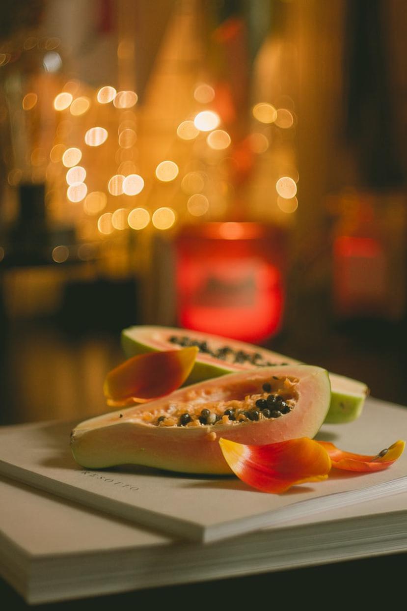 Como cualquier fruta, la papaya aporta fructosa, que se convierte en glucosa en la sangre, por lo que es recomendable consumir solamente una porción moderada. (Unsplash)