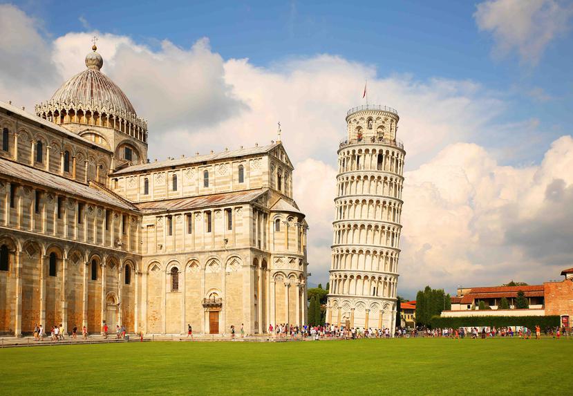 La famosa estructura conocida como la Torre de Pisa fue diseñada en el siglo 11. (Shutterstock.com)