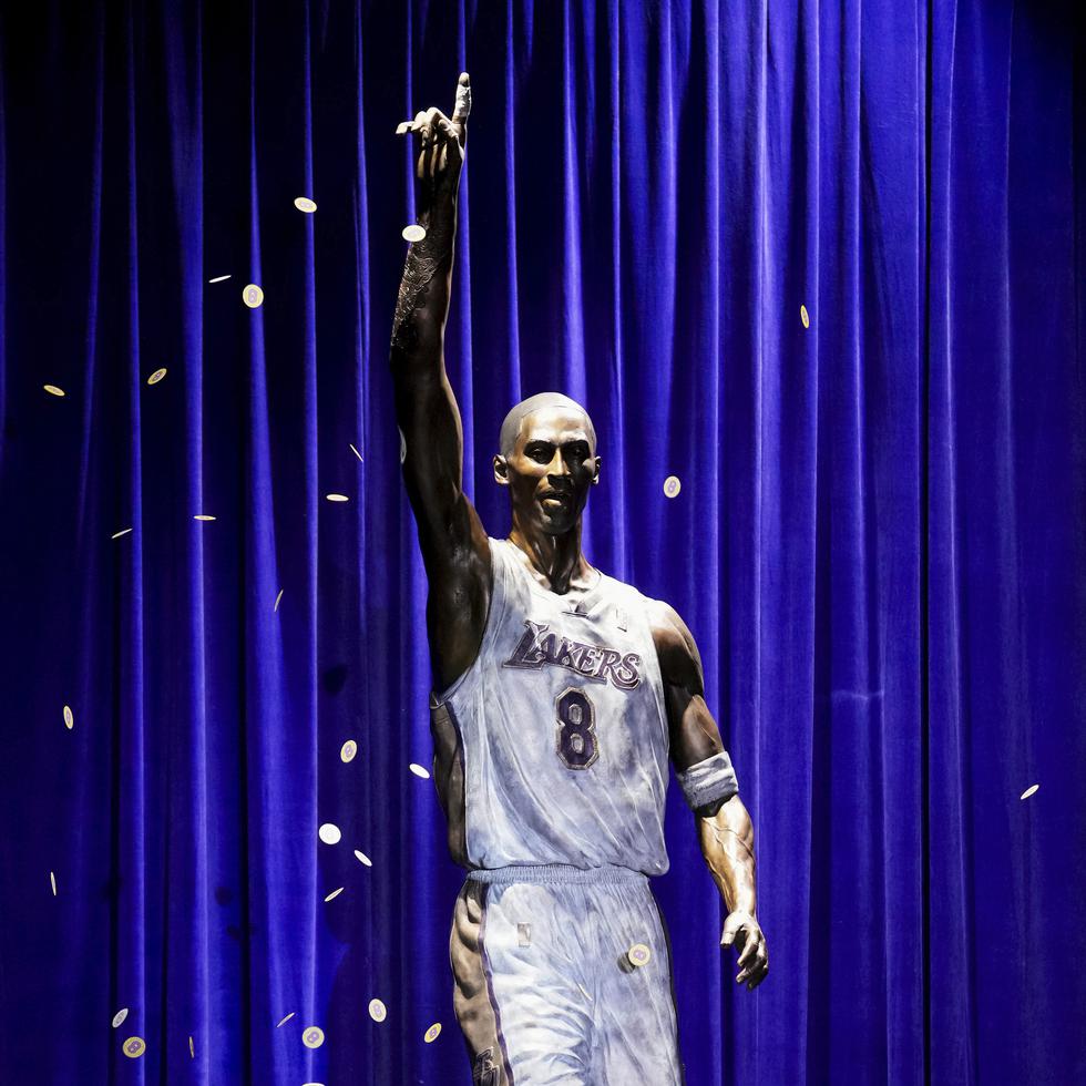 Lanzan confeti durante la inauguración de una estatua en honor al exescolta de los Lakers de Los Ángeles, Kobe Bryant, fuera del estadio del equipo de baloncesto de la NBA.