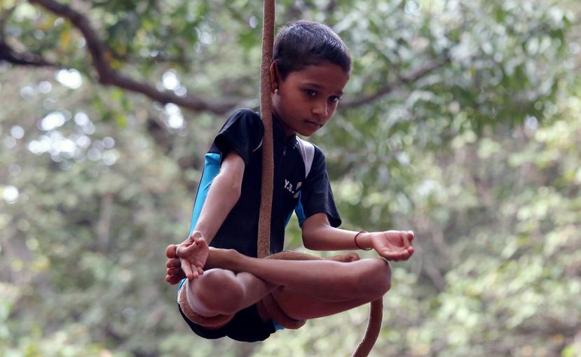 En India, los niños practican el yoga en la escuela. (EFE)