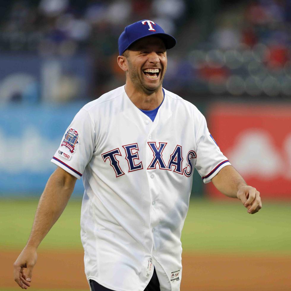 José Juan Barea realizó el lanzamiento de honor en un partido de los Rangers de Texas en las Grandes Ligas.