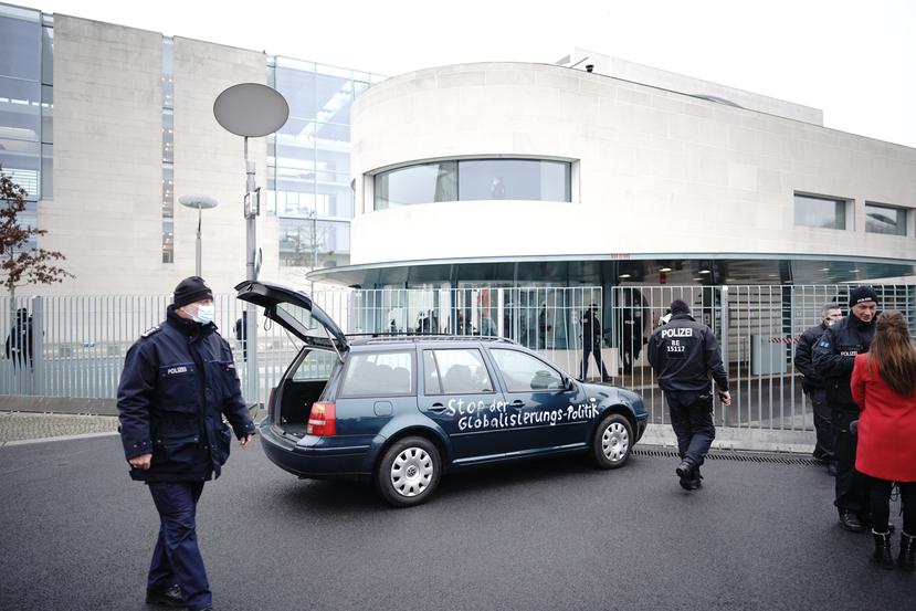 El auto que se estrelló contra la verja de entrada de las oficinas de Angela Merkel, en Berlín.