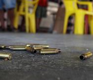 Varios casquillos de bala en la escena de un crimen.