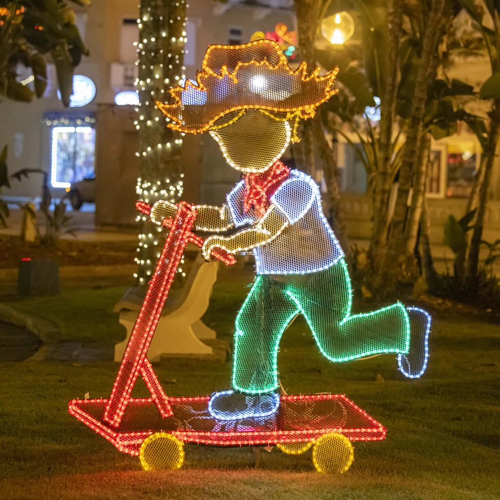 Un jibarito monta una "scooter" como parte de su celebración de las festividades.