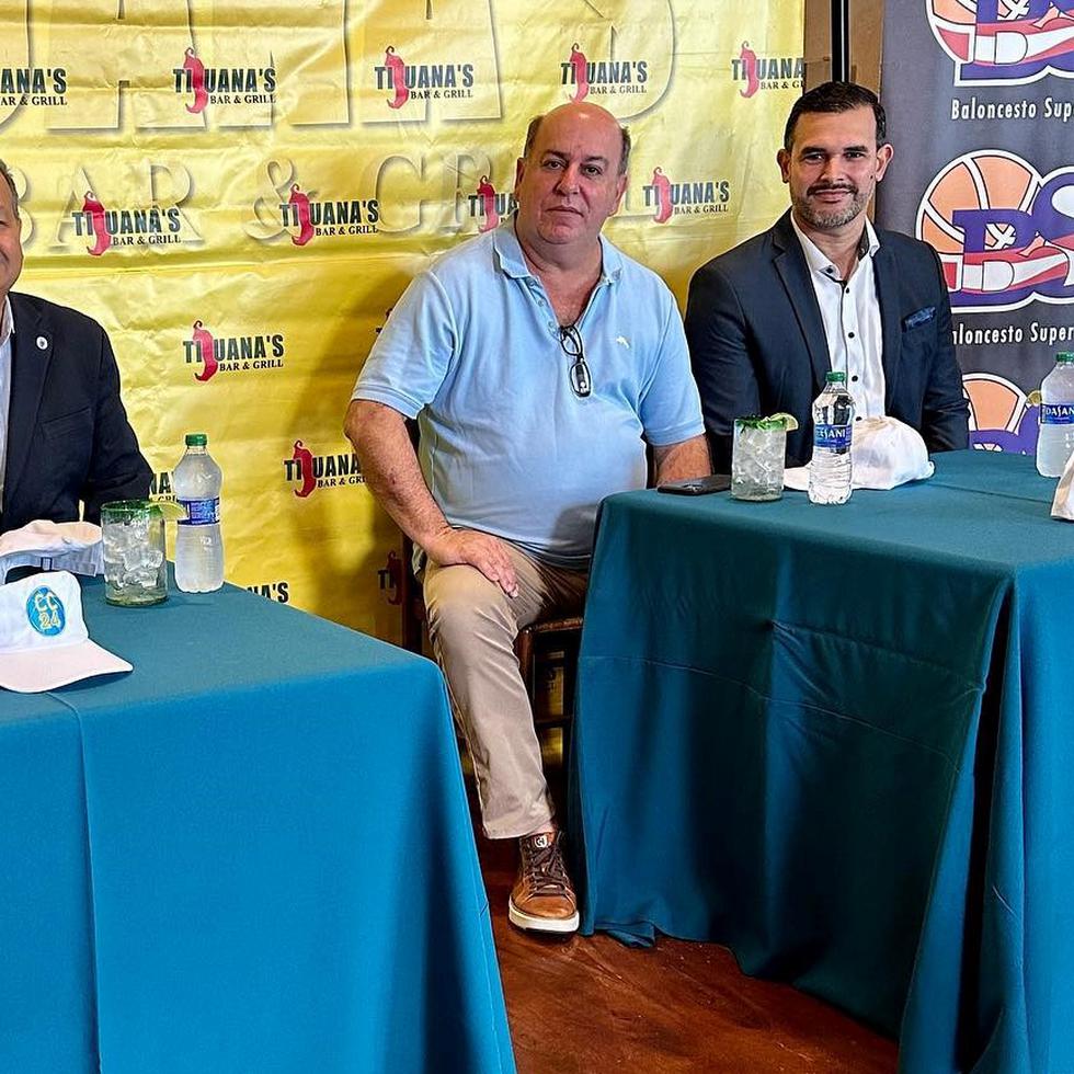 De izquierda a derecha, John Herrero, el alcalde William Miranda Torres, Roberto Roca y José Solá.