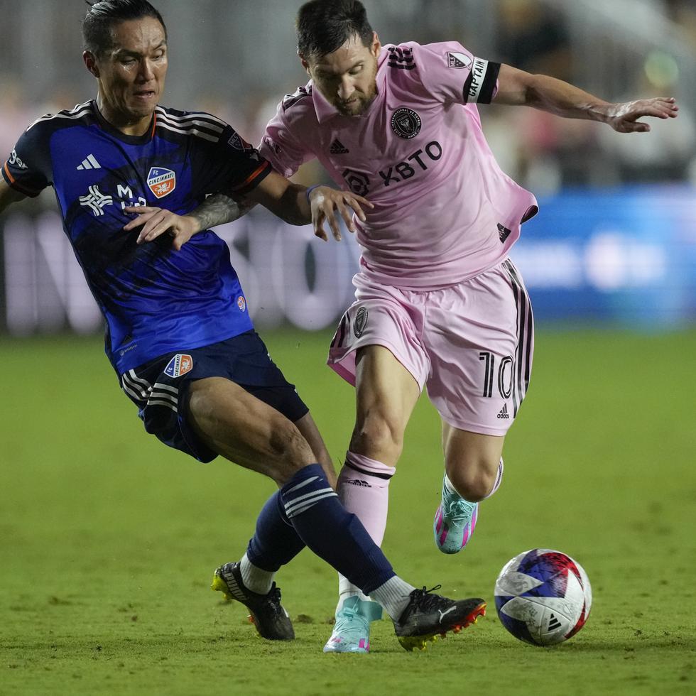Lionel Messi busca avanzar frente a Yaya Kubo, de Cincinnati, en un encuentro de la MLS.