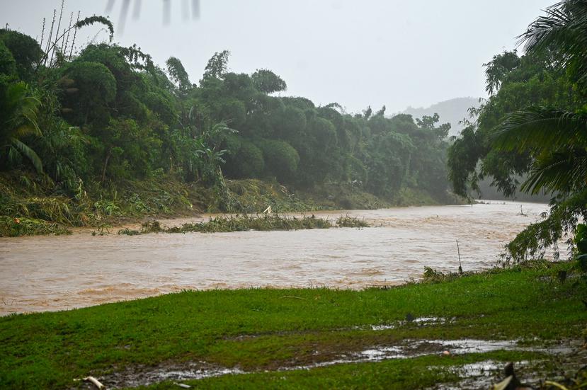 Crecida de agua en el río Bayamón, cerca de la carretera PR-174.