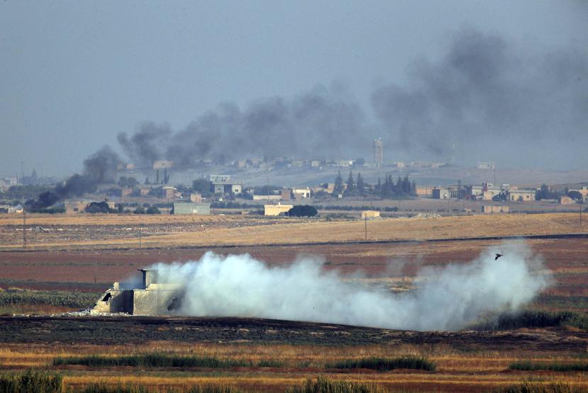 Columnas de humo saliendo de blancos de ataques de fuerzas turcas dentro de Siria. (AP)