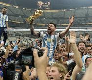 El argentino Lionel Messi celebra frente a los fanáticos después de vencer a Francia y ganar la Copa Mundial en el Estadio Lusail, en Catar.