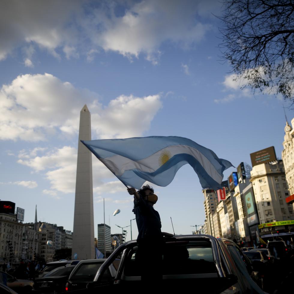 Una mujer sostiene una bandera durante una protesta en Argentina.