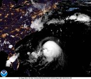 Imagen de satélite de luz natural de la tormenta tropical Henri mientras se acerca a la costa noreste de los Estados Unidos a las 8:00 p.m. del 20 de agosto de 2021.