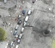 En esta imagen publicada por el Servicio de Prensa de la Policía, la vista desde un dron muestra el sitio de un ataque con cohetes rusos en Zaporizhzhia, Ucrania, el viernes 30 de septiembre de 2022.