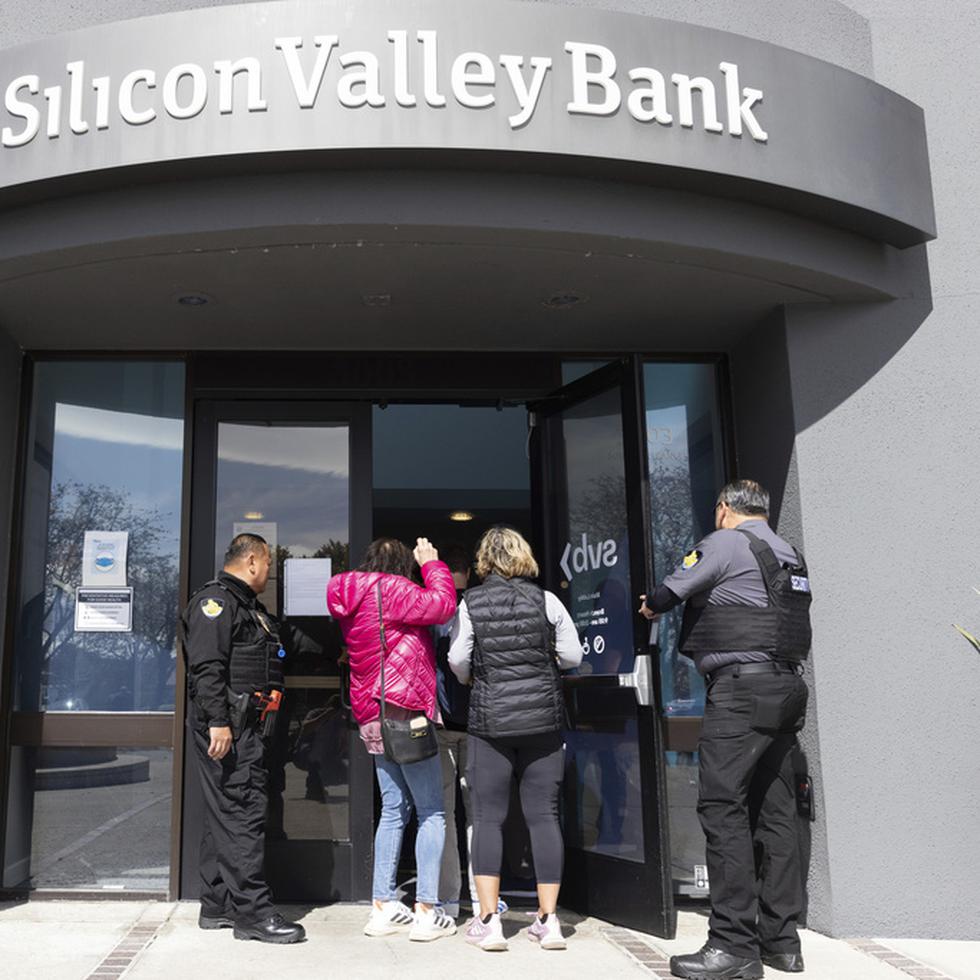 Guardias de seguridad permiten a personas ingresar en la sede del Silicon Valley Bank en Santa Clara, California, el lunes 13 de marzo de 2023.