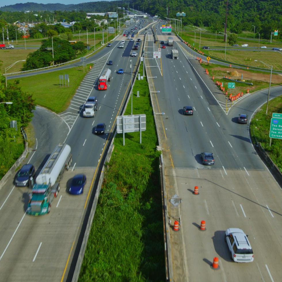 El gobernador Pedro Pierluisi se mostró satisfecho con el trabajo que, hasta el momento, ha hecho la empresa Metropistas, a cargo de la autopista José De Diego (PR-22), en la foto, y la PR-5, en Bayamón.