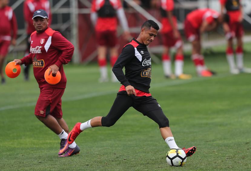 Yoshimar Yotún y la selección peruana disputarán una de las series de repechaje para la Copa Mundial ante Nueva Zelanda. (EFE / Ernest Arias)