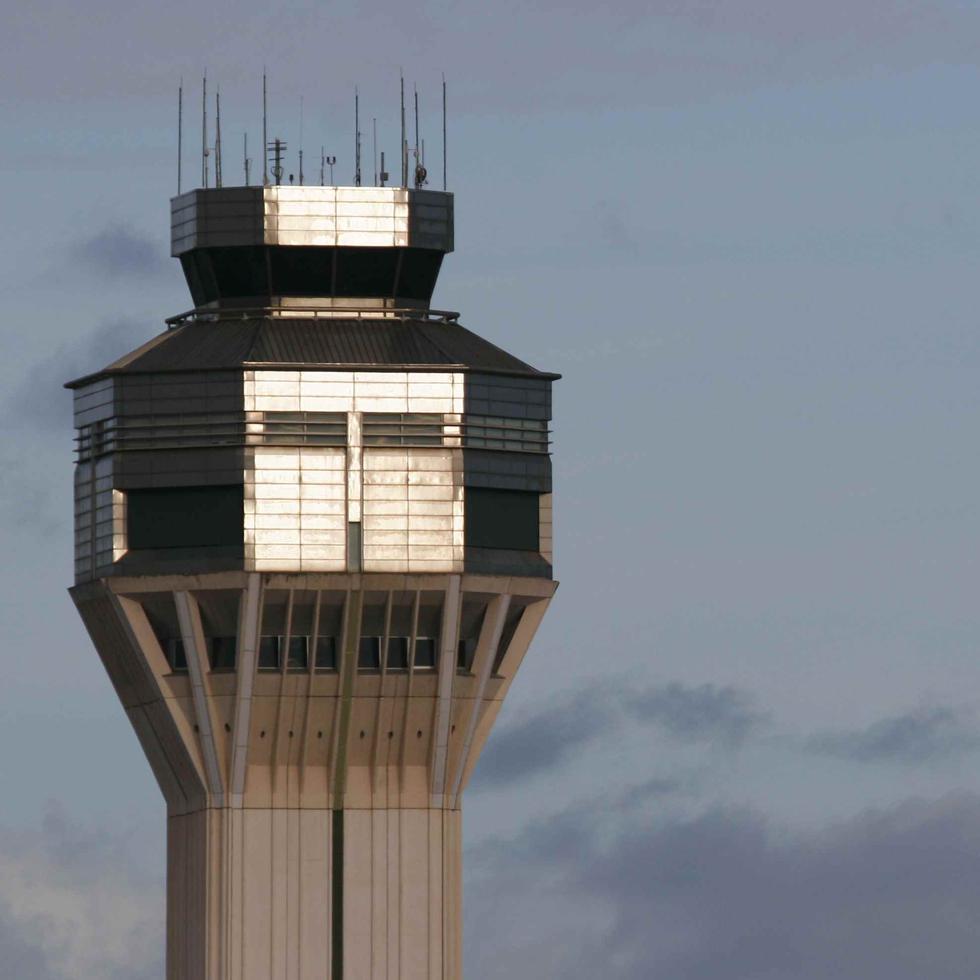 La Torre de Control del Aeropuerto ordenó retrasar, momentáneamente, el aterrizaje de algunos vuelos como medidas preventiva.