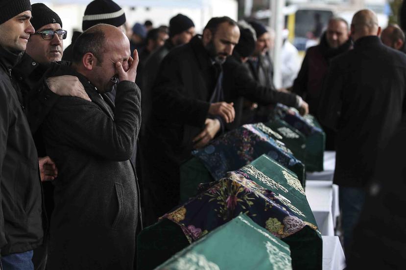 Un grupo de personas asiste a los funerales por nueve miembros de la familia Alemdar muertos en el derrumbe de un edificio de apartamentos, en Estambul, el 9 de febrero de 2019. (AP / Emrah Gurel)