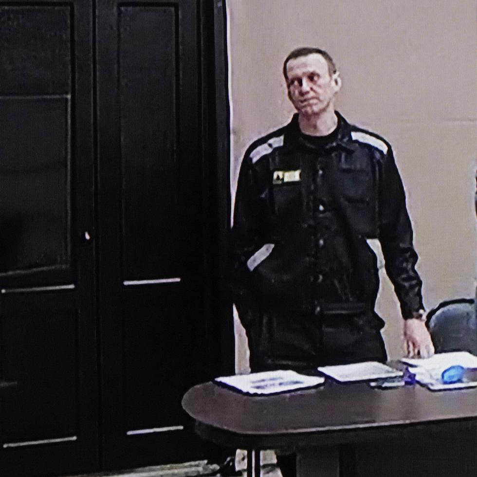 El dirigente opositor ruso Alexei Navalny, derecha, aparece en un videoenlace distribuido por el Servicio Penitenciario Federal en Pokrov, unos 100 kilómetros al este de Moscú, martes 22 de marzo de 2022.