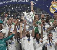 Los integrantes del Real Madrid festejan el título de la Liga de Campeones.