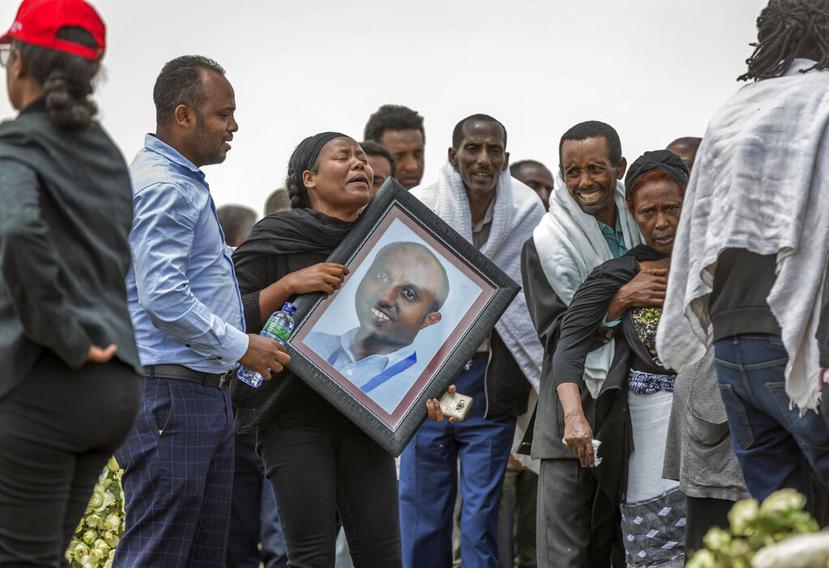 Familiares etíopes de las víctimas del desplome de un avión lloran en el lugar donde el Boeing 737 Max 8 de la Ethiopian Airlines. (AP)