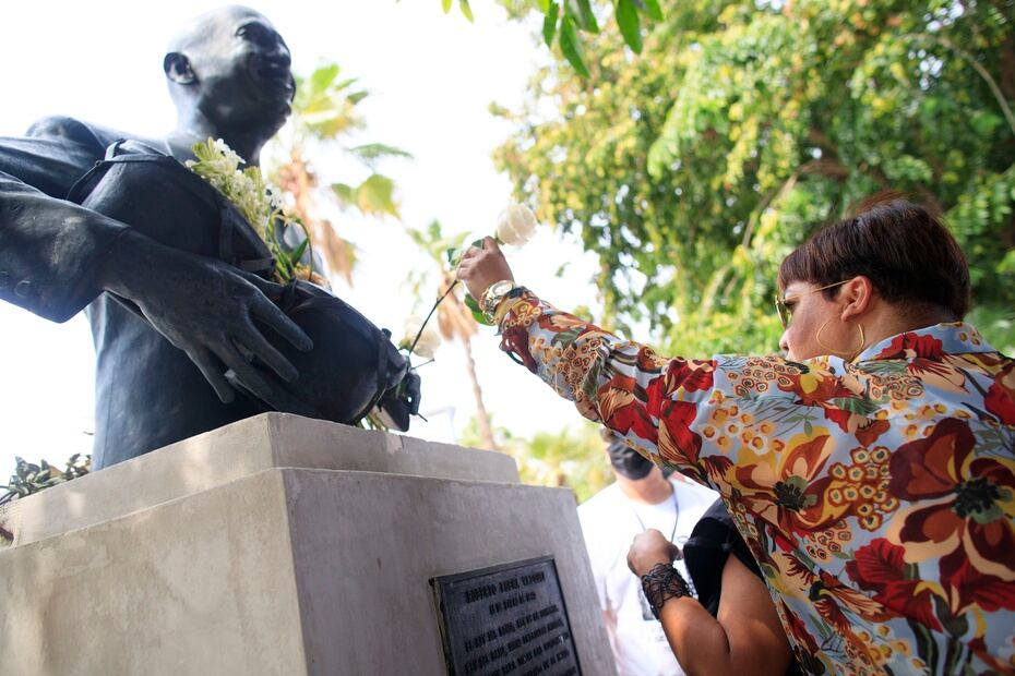 El coche fúnebre de Roberto Roena hizo una parada la Plaza de los Salseros, donde familiares y amigos del músico pusieron flores frente a su busto.