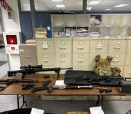 Esta fotografía proporcionada por el Departamento de Policía de Los Ángeles muestra armas y municiones que fueron incautadas de un apartamento de Los Ángeles. (Departamento de Policía de Los Ángeles vía AP)